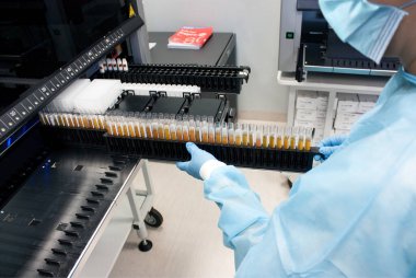 Milan, İtalya - 18 Kasım 2020: Laboratuvarda kan ve operatör rafları ile tıbbi analiz için kullanılan aletlerin ayrıntıları 