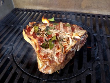 Biftek aromalı. Izgarada otlar pişiyor.