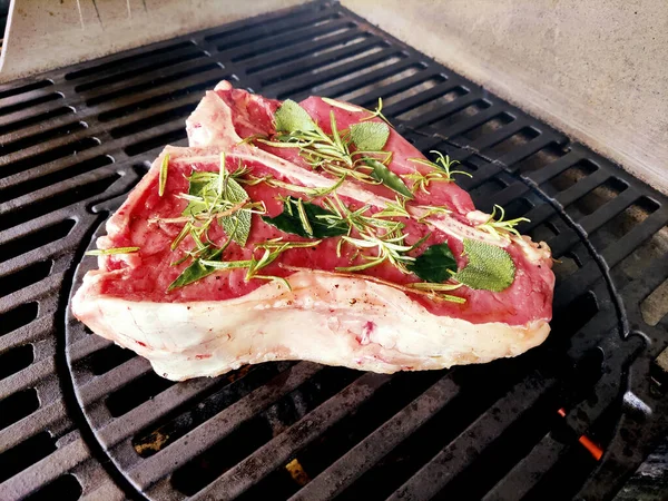 Rohes Bone Steak Mit Kräutergeschmack Kocht Auf Dem Grill — Stockfoto