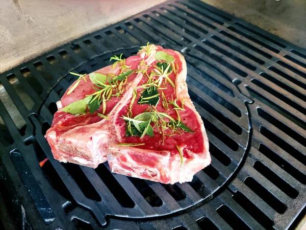 Çiğ Biftek Aromalı Izgarada Otlar Pişiyor — Stok fotoğraf