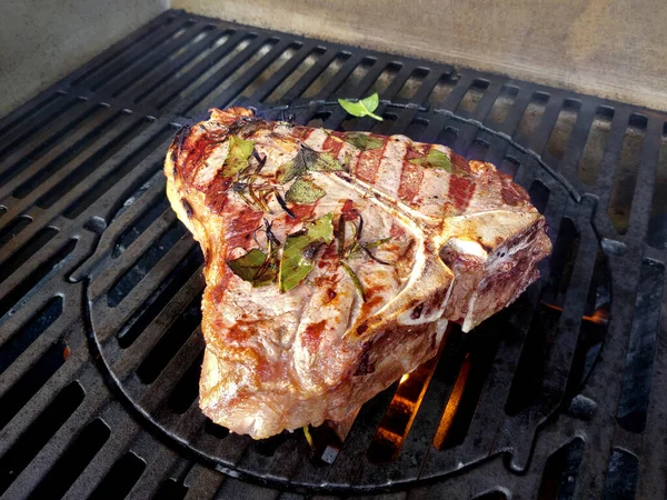 Ganzes Bone Steak Mit Kräutergeschmack Auf Dem Grill — Stockfoto