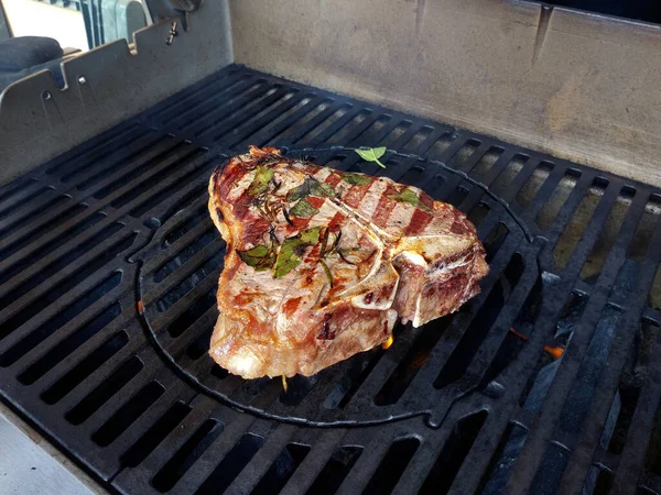 Ganzes Bone Steak Mit Kräutergeschmack Auf Dem Grill — Stockfoto