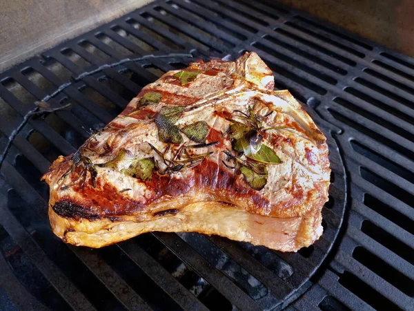 Ganzes Bone Steak Mit Kräutergeschmack Auf Dem Grill — Stockfoto