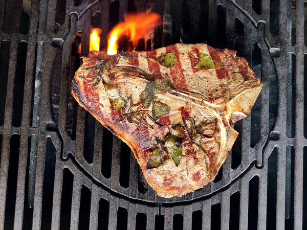 Ganzes Bone Steak Mit Kräutergeschmack Auf Dem Grill — Stockfoto