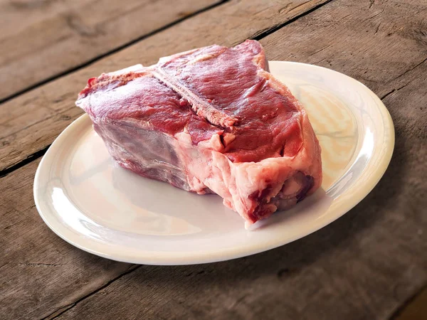 White Plate Raw Fiorentina Bone Steak Beef Porterhouse Rustic Wood — Stock Photo, Image