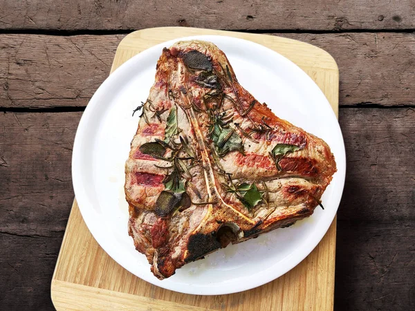White Plate Whole Grilled Bone Steak Isolated Rustic Wood — Stock Photo, Image