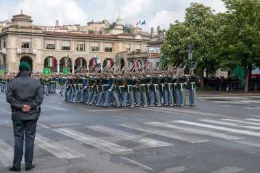 Bergamo, İtalya - 4 Mayıs 2019: Maliye Muhafız Akademisi öğrencilerinin yemin töreni