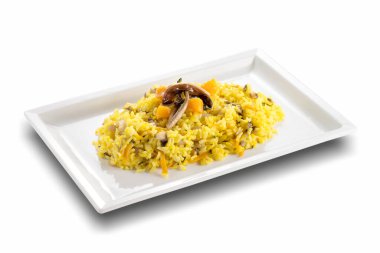 Safran pirinçli dikdörtgen tabak geç turşu ve beyaz arka planda sarı balkabağı.