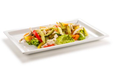 Beyaz arka planda izole edilmiş tavuk salatası ve sebze jülyen tabağı.