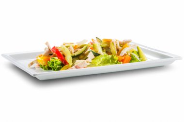 Beyaz arka planda izole edilmiş tavuk salatası ve sebze jülyen tabağı.