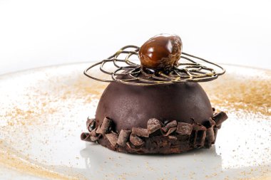 Beyaz arka planda yumuşak kestane rengi kalbi olan yuvarlak beyaz bir tabak.