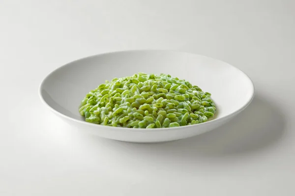 Witte Schaal Met Groene Groente Risotto Geïsoleerd Witte Tafel — Stockfoto