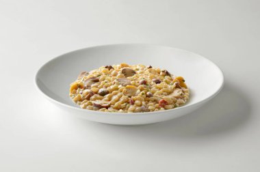 Beyaz arka planda izole edilmiş beyaz mantarlı risotto kasesi.