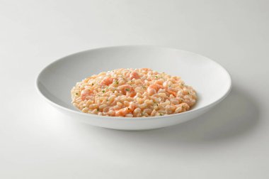 Beyaz masada karidesli risotto kasesi.