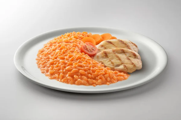 Risotto Dengan Sayuran Merah Dengan Ayam Panggang Dalam Hidangan Putih — Stok Foto