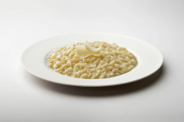 Beyaz Arka Planda Yalıtılmış Peynirli Risotto Parmesan Taneli Beyaz Yemek — Stok fotoğraf