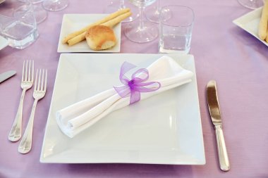 Zarif bir düğün ziyafeti için pembe eşarplı masanın ayrıntıları.