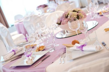 Zarif bir düğün ziyafeti için pembe eşarplı masanın ayrıntıları.