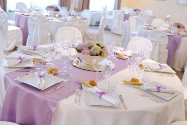 Zarif bir düğün ziyafeti için pembe eşarplı masanın ayrıntıları.