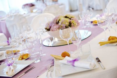 Zarif bir düğün ziyafeti için pembe eşarplı masanın ayrıntıları.