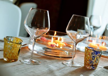 Üzerinde su çiçekleri ve yüzen mumlar olan bir masanın ayrıntıları.