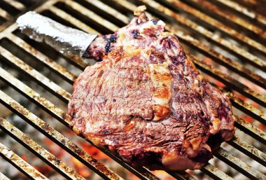 Izgarada pirzola kemiği pişiyor.