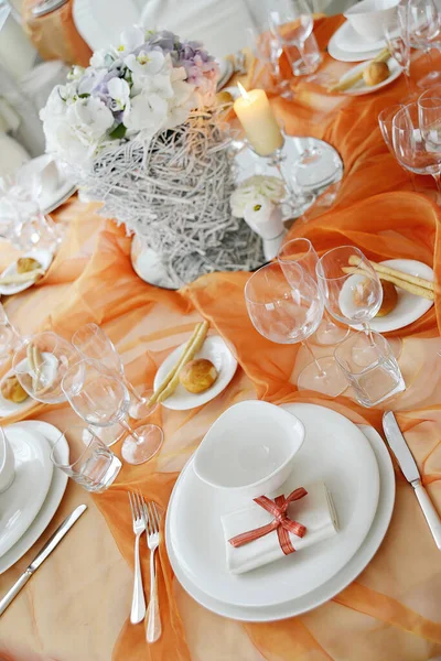 Detail Stolu Oranžové Organze Pro Elegantní Svatební Hostinu — Stock fotografie