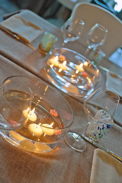 Detail Table Set Centerpiece Water Flowers Floating Candles — Fotografia de Stock