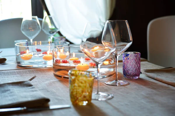 Detail Table Set Centerpiece Water Flowers Floating Candles — Stockfoto