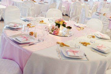 Zarif bir düğün ziyafeti için pembe eşarplı masanın ayrıntıları.