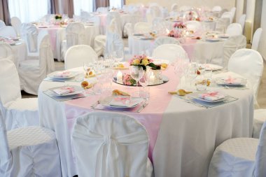 Zarif bir düğün ziyafeti için pembe eşarplı masanın ayrıntıları.