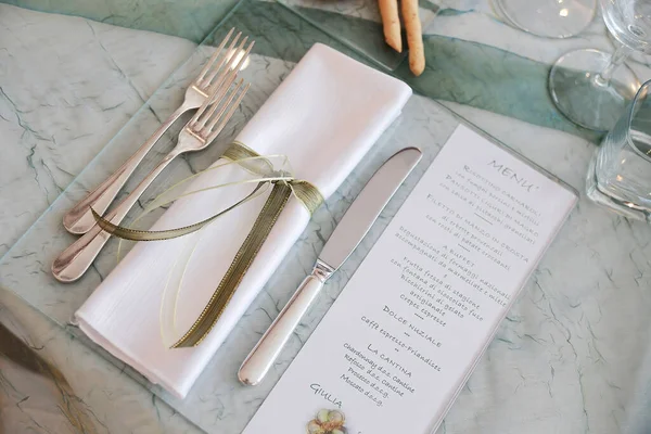 Detail Table Set Sea Water Color Organza Elegant Wedding Banquet Stok Resim