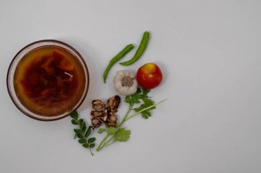 Karabiber ve domates çorbası Hint usulü, Güney Hint yemeği tarifi Rasam. Öksürük, burun ve grip için ilaç. Rasam içerikli izole beyaz arkaplan