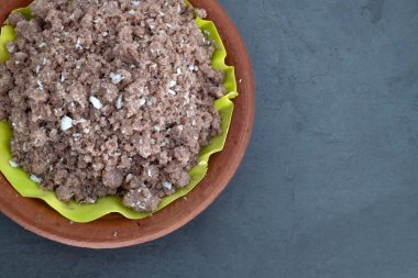 Seçici odaklı organik köri yaprağı, kişniş yaprağı ve beyaz arka planda izole edilmiş nane yaprağı. Köri yaprağı / kişniş yaprağı ve nane yaprağı beyaz grupta izole edilmiş.