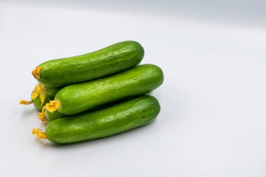 İzole edilmiş beyaz arka plan salatalıkları, salatalıklar, salatalıklar, uzun salatalıklar, sebze hasadı, gıda geçmişi. Makro foto yemek salatalıkları. Doku desenli yeşil salatalıklar. Resim taze yeşil salatalık