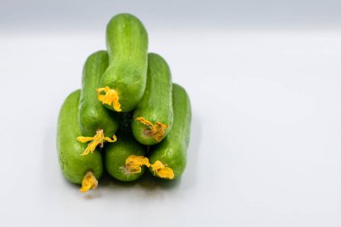 İzole edilmiş beyaz arka plan salatalıkları, salatalıklar, salatalıklar, uzun salatalıklar, sebze hasadı, gıda geçmişi. Makro foto yemek salatalıkları. Doku desenli yeşil salatalıklar. Resim taze yeşil salatalık