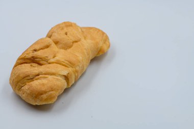 Seçici odaklı çikolatalı kruvasan izole edilmiş beyaz arka plan makro yakın çekim.