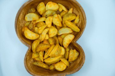 Baharatlı patates dilimleri ve bol yağda kızartılmış ev yapımı organik sebzeli vejetaryen patatesler atıştırmalık öğünler. Baharatlı Meksika soslu patates dilimleri - Paprika patates dilimleri izole edilmiş beyaz arka planda patates cipsi ve hazır