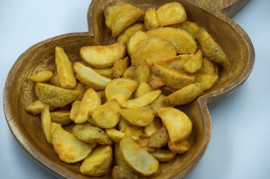 Baharatlı patates dilimleri ve bol yağda kızartılmış ev yapımı organik sebzeli vejetaryen patatesler atıştırmalık öğünler. Baharatlı Meksika soslu patates dilimleri - Paprika patates dilimleri izole edilmiş beyaz arka planda patates cipsi ve hazır