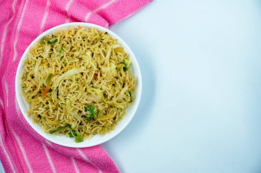 Hint vejetaryen pilavı ya da vejetaryen pilavı ya da kahverengi dekore edilmiş ahşap kasede yalıtılmış beyaz arka planda Veg Briyabi. Tahtadaki Hint pilav tabağı. Sebze Schezwan Kızarmış Pilav, Vejetaryen Szechuan Pirinci Hint-Çin mutfağı biberli, 