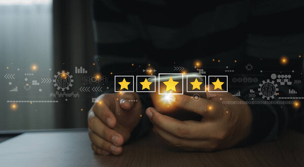 Закрыть человека, пользующегося мобильным телефоном для составления рейтинга обслуживания клиентов с ежегодным опросом с пятизвездочным значком. Концепция ежегодного исследования удовлетворенности бизнеса. Отзывы пользователей и обратная связь.