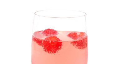  Ahududu ve baloncuklu alkolsüz aperatif. Bardakta, yakın planda..