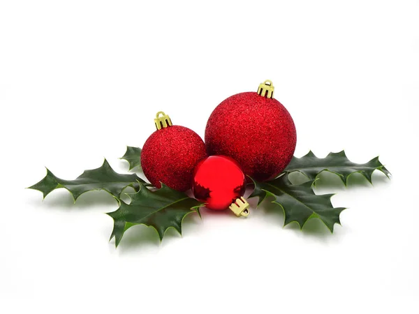 Noel, süsleme, kırmızı mücevherler ve beyaz arka planda izole edilmiş kutsal şeyler..