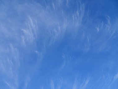  Mavi gökyüzü ve beyaz bulutlar.