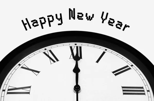 12点钟钟在白色背景上被隔离 12点钟方向文字 新年快乐 — 图库照片