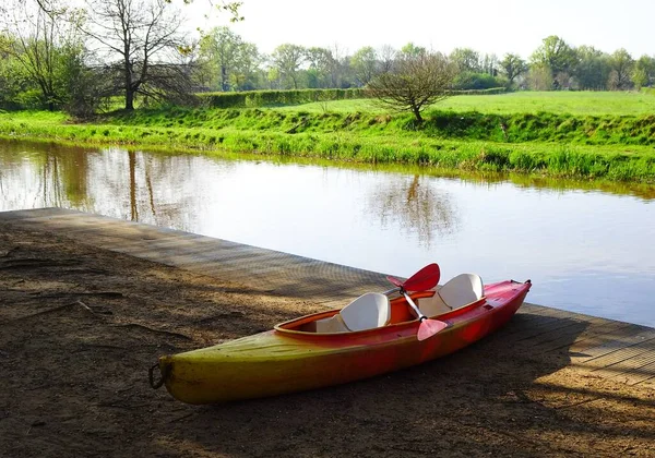 Kayak Δίπλα Στον Ποταμό Kleine Nete Σκάφος Στο Πλάι Στο — Φωτογραφία Αρχείου