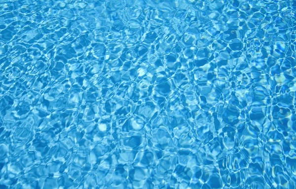 Niebieska Woda Basenu Odbicie Słońca Falowanie Niebieskiej Wodzie Tło Wody — Zdjęcie stockowe