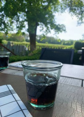 Arka planda bir terasta meşrubat..