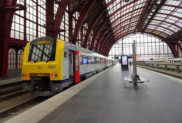 Passagerartåg Antwerpens Centralstation Belgien Tåg Antwerpens Centralstation Med Tom Plattform — Stockfoto