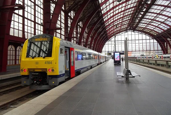 Belçika, Antwerp Merkez İstasyonu 'nda yolcu treni. Antwerp Merkez İstasyonu 'nda boş bir platformla tren.